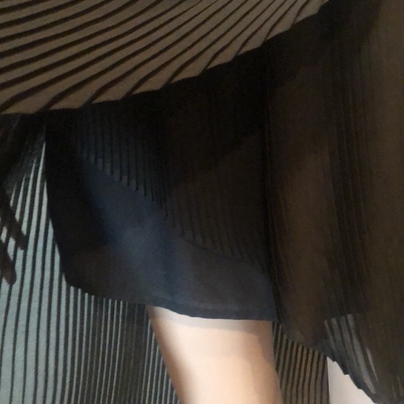 Kimchi Blue pleated asymetrical hem skirt. Size S - Picture 3 of 5